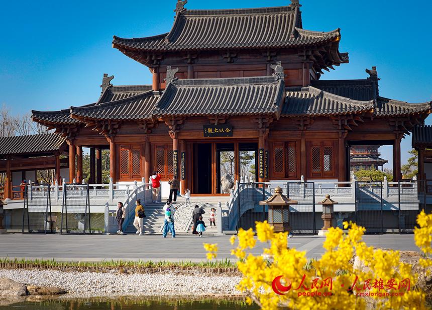 雄安悅?cè)莨珗@一角，不少家長(zhǎng)帶著孩子前來(lái)游玩。人民網(wǎng)宋燁文攝