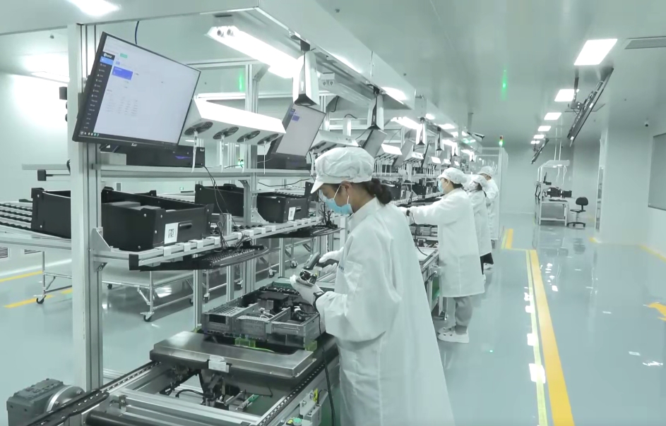 雄安新區(qū)首條信創(chuàng)產(chǎn)品數(shù)字化產(chǎn)線上，工作人員正在進(jìn)行個性化裝配。雄安百信信息科技有限公司供圖