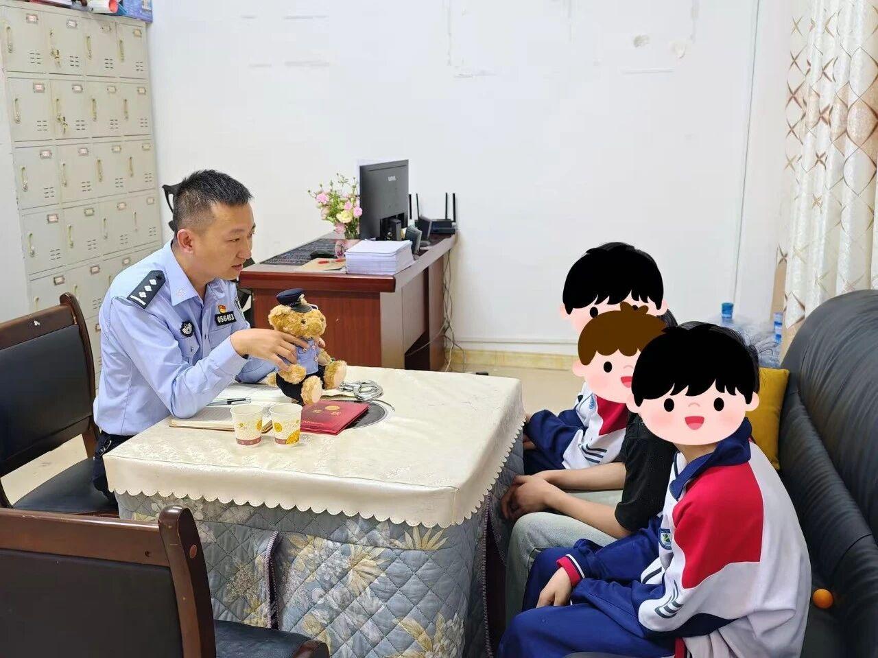 與學生面對面交流.jpg 與學生面對面交流.jpg