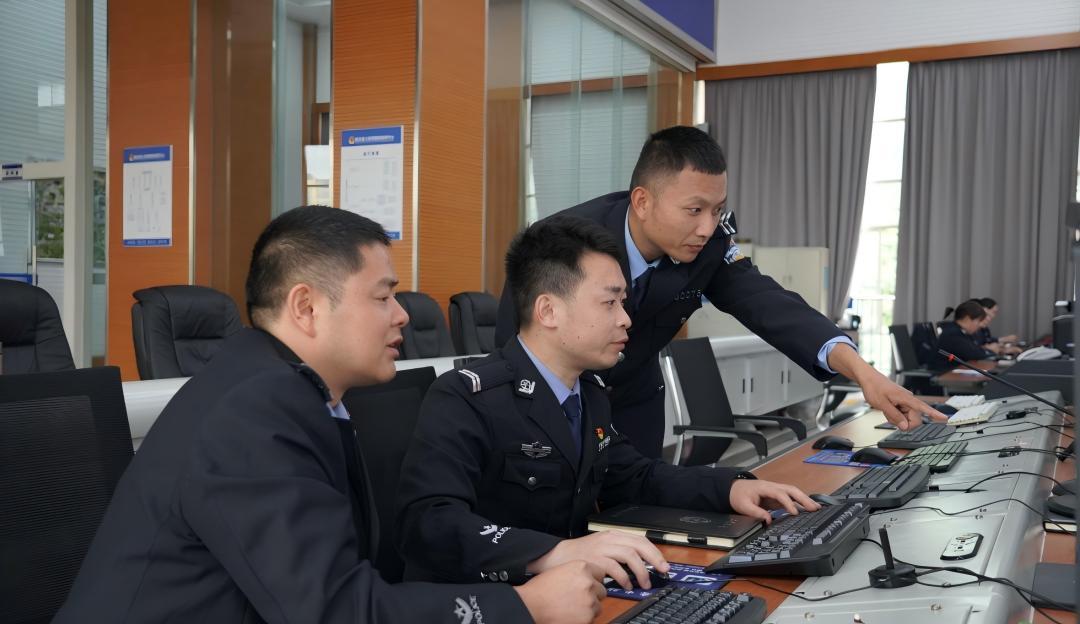 圖1民警查看信息現(xiàn)場(chǎng).jpg 圖1民警查看信息現(xiàn)場(chǎng).jpg