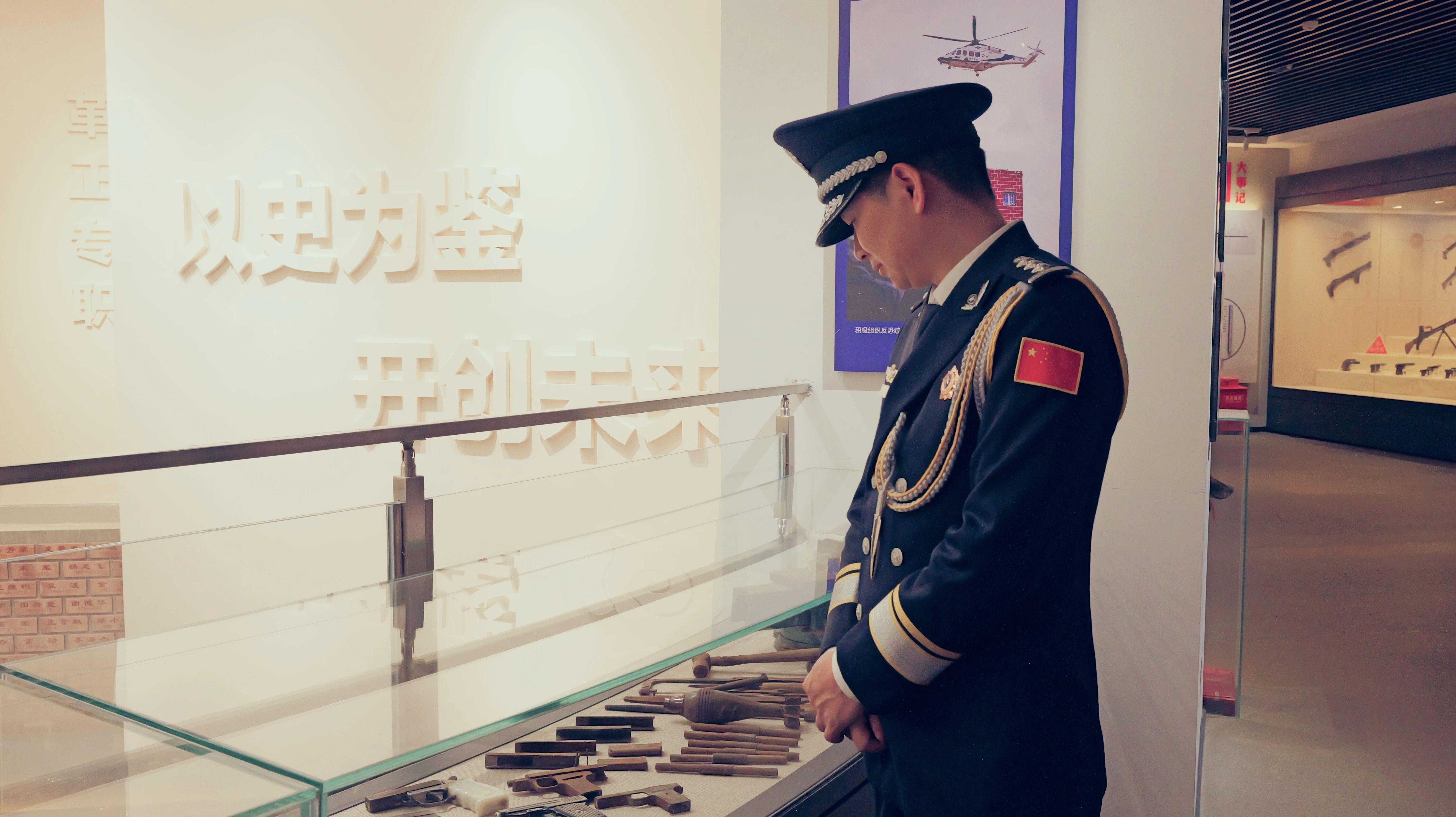 圖3為優(yōu)秀基層民警代表參觀貴州警察博物館.jpg 圖3為優(yōu)秀基層民警代表參觀貴州警察博物館.jpg