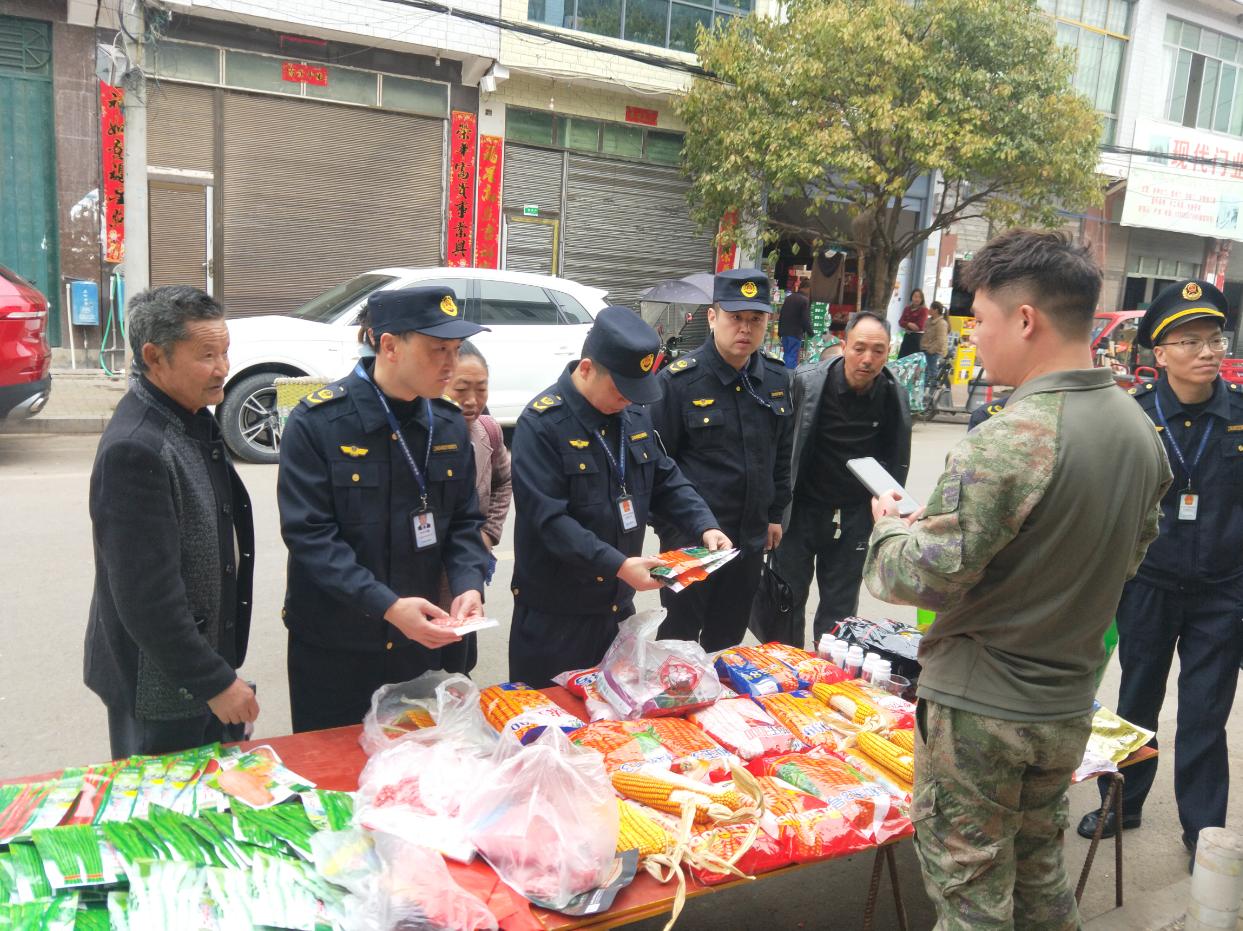 圖1執(zhí)法人員檢查農(nóng)資經(jīng)營(yíng)主體.jpg 圖1執(zhí)法人員檢查農(nóng)資經(jīng)營(yíng)主體.jpg