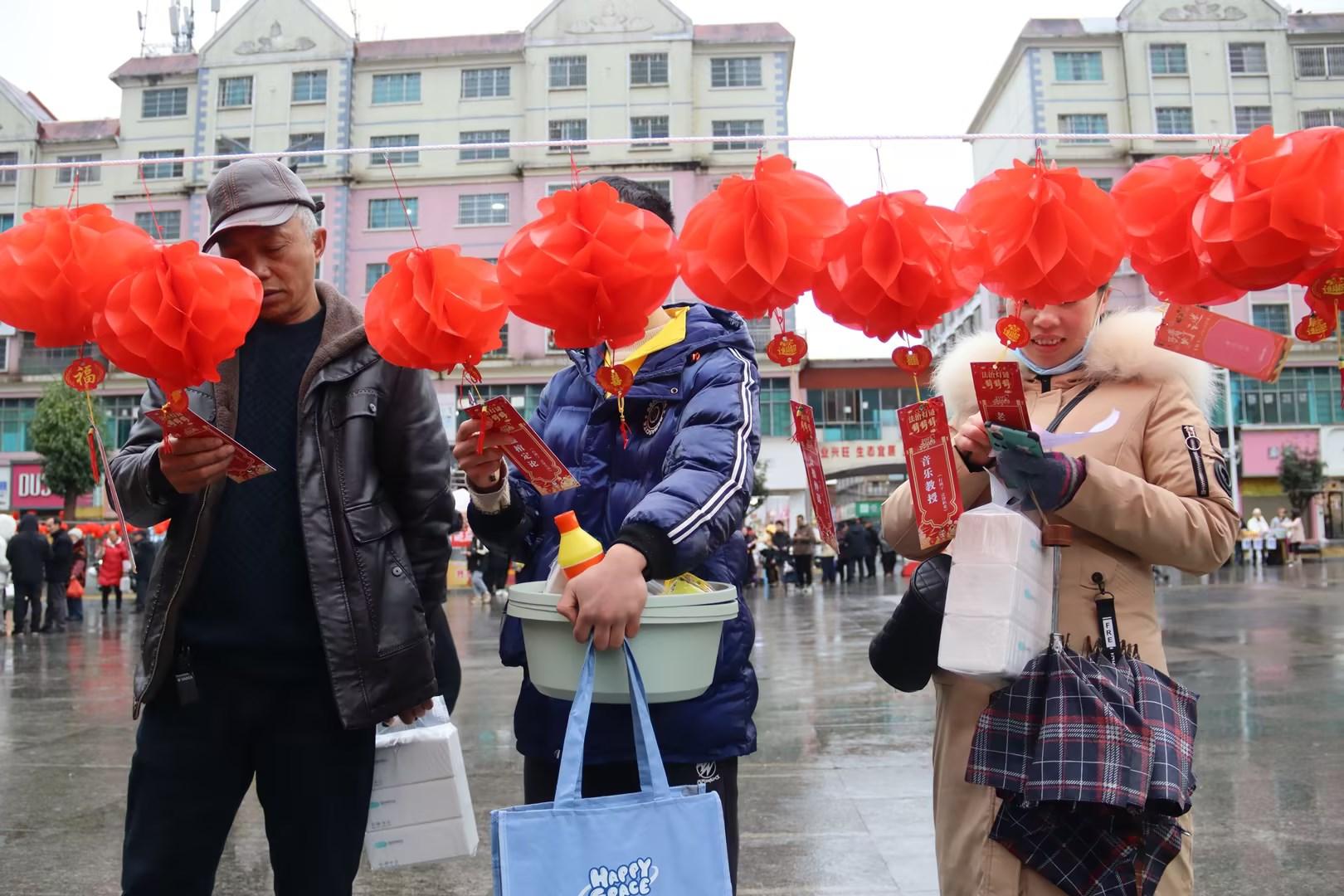 圖3 市民參加普法宣傳活動.jpg