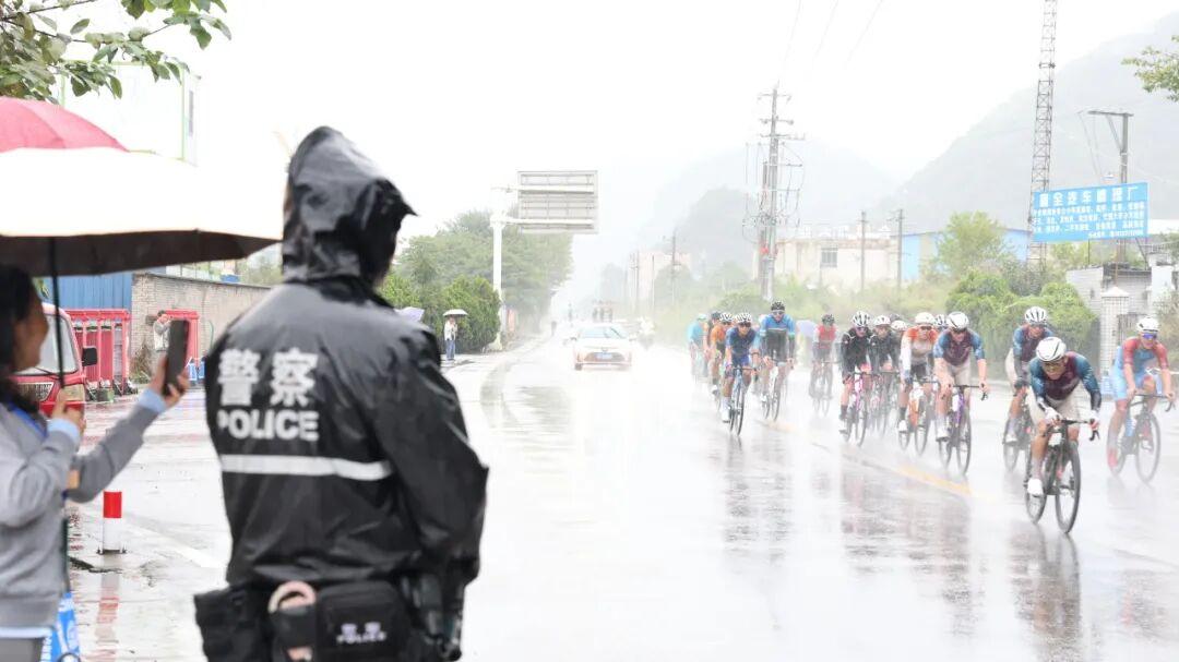 圖2 全力護(hù)航首屆環(huán)貴州公園省國(guó)際公路自行車賽?！?zhèn)寧自治縣公安局供圖.jpg