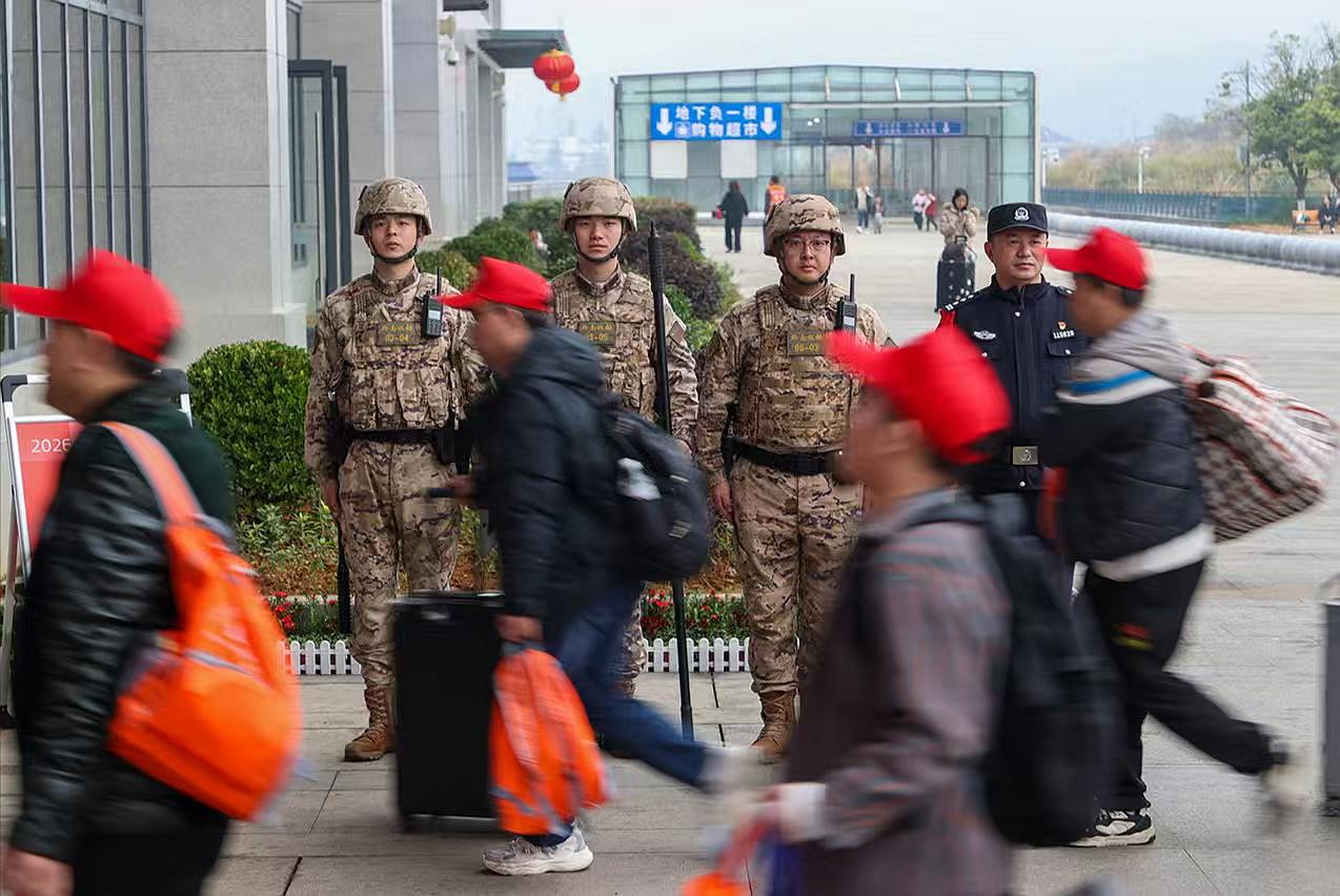 圖3駐站武警守護(hù)務(wù)工旅客有序進(jìn)站乘車。.jpg