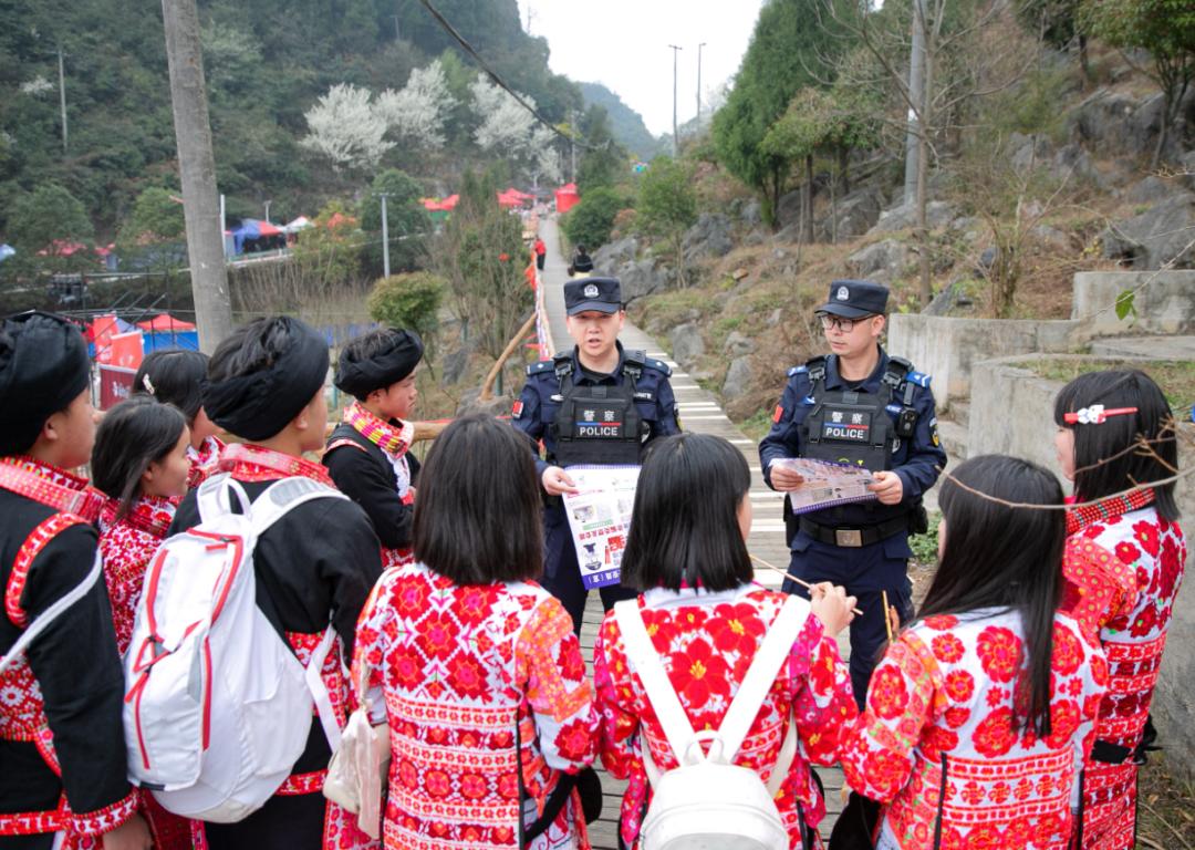 圖2 民警們手拿禁毒、反詐、防火防盜宣傳品開展宣傳.jpg
