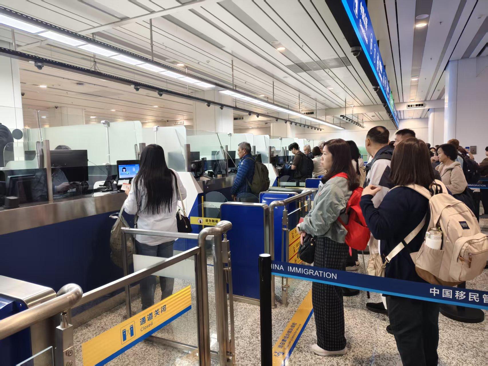 圖2旅客通關(guān)現(xiàn)場(chǎng).jpg