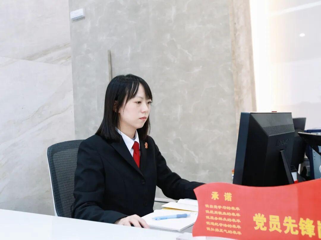 圖2 在服務(wù)窗口認(rèn)真工作的朱俊蓉.jpg