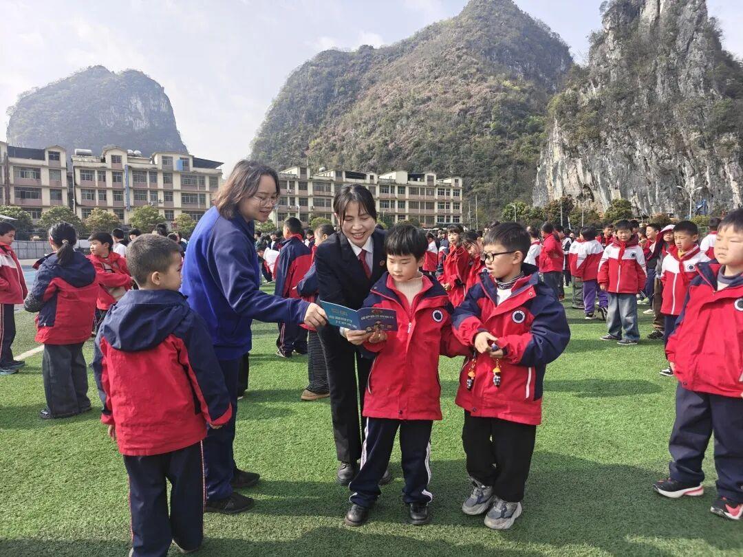 圖2 法治副校長與學(xué)生互動.jpg