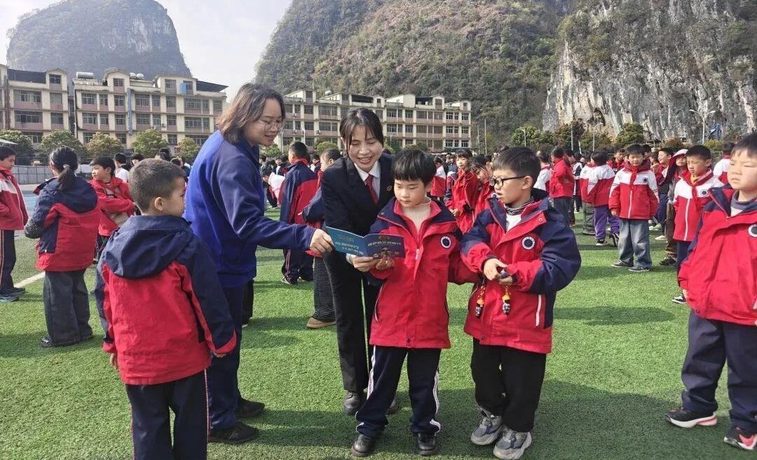 貴州紫云檢察：法治副校長化身“護(hù)花使者” 法治巡講護(hù)航學(xué)子新學(xué)期