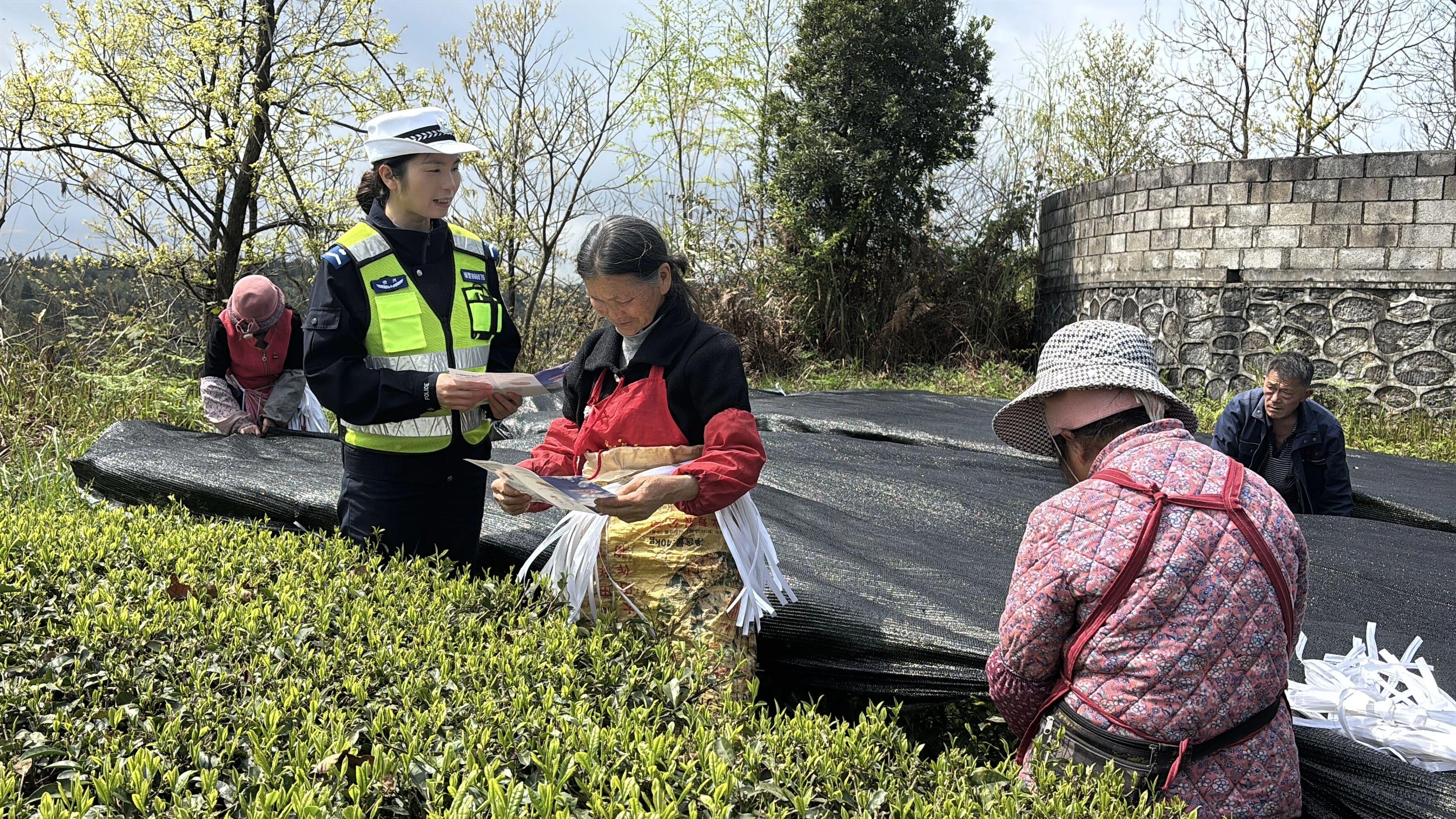 圖1 民警向群眾講解反詐知識(shí).jpg