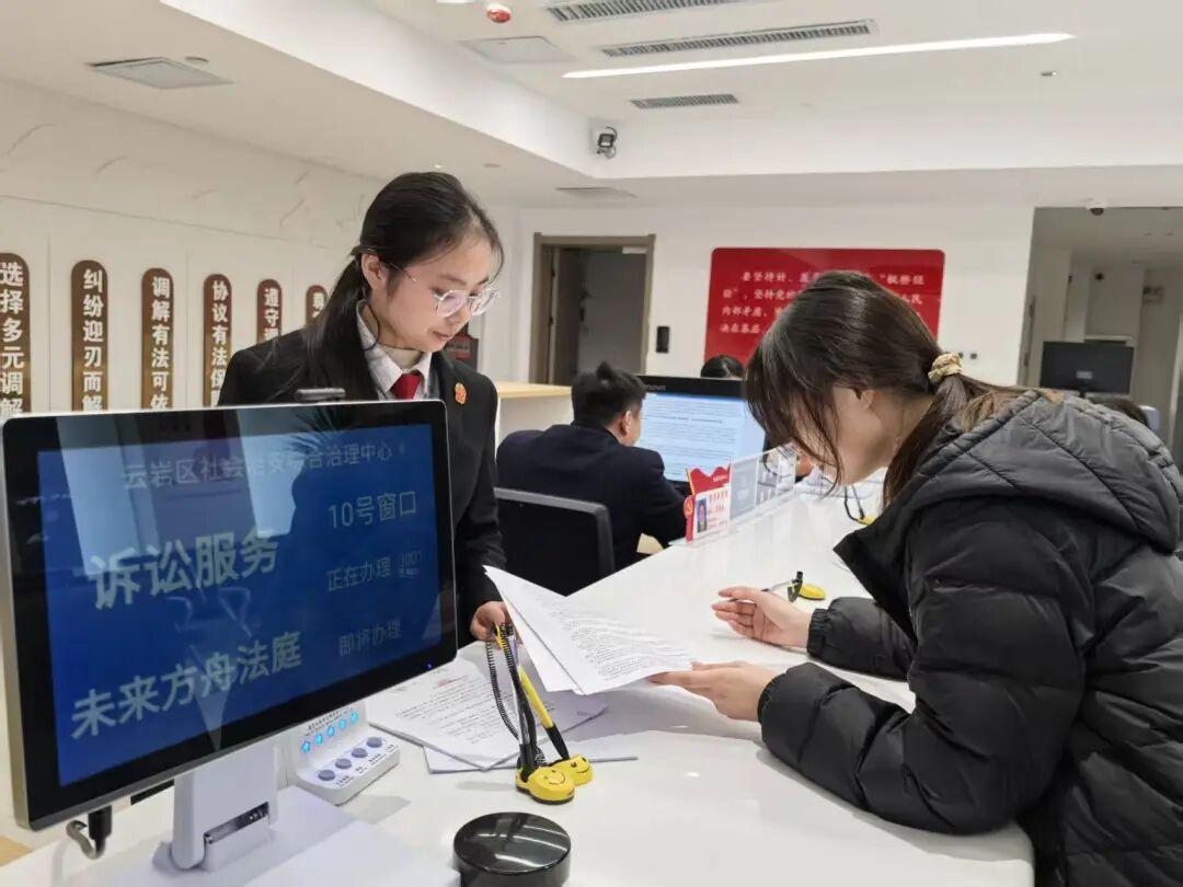 圖2 工作人員引導(dǎo)群眾辦理各類(lèi)事項(xiàng).jpg