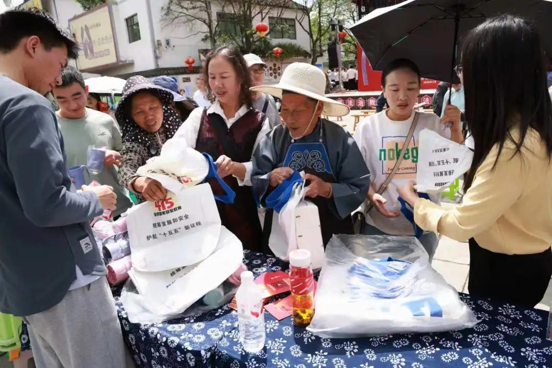 圖 2  宣講團(tuán)在花溪區(qū)龍井村宣講國(guó)家安全知識(shí).jpg