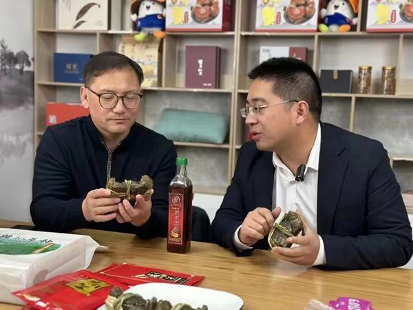 馬恒宏正在進(jìn)行電商直播。雙游村供圖