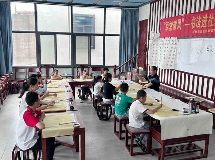 在草圣書(shū)鄉(xiāng)，本土?xí)ɡ蠋熣谥笇?dǎo)青少年學(xué)習(xí)書(shū)法。林瑛攝