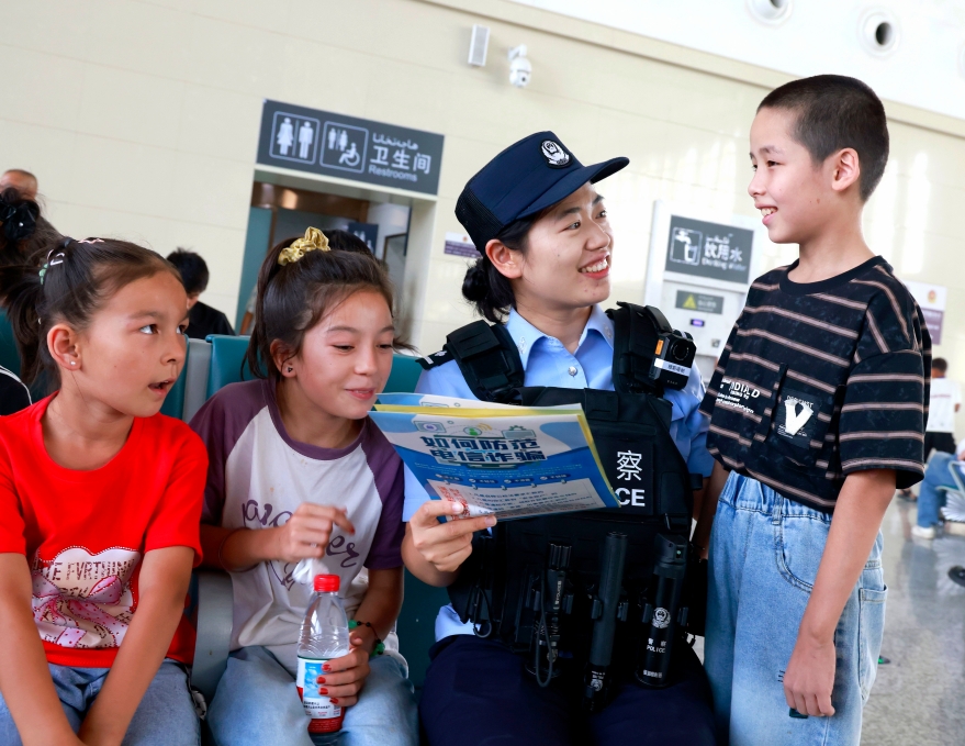 新疆阿克蘇鐵警：反詐宣傳服務(wù)隊(duì)守好旅客“錢袋子”