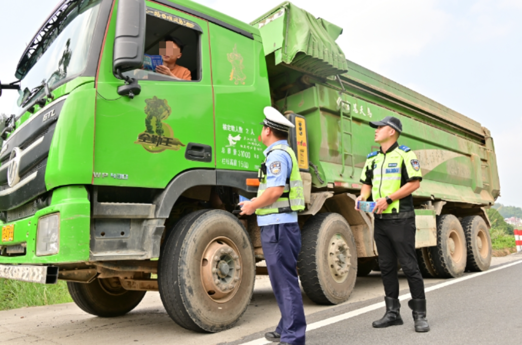 江西武寧：設點布控查處“問題”車輛