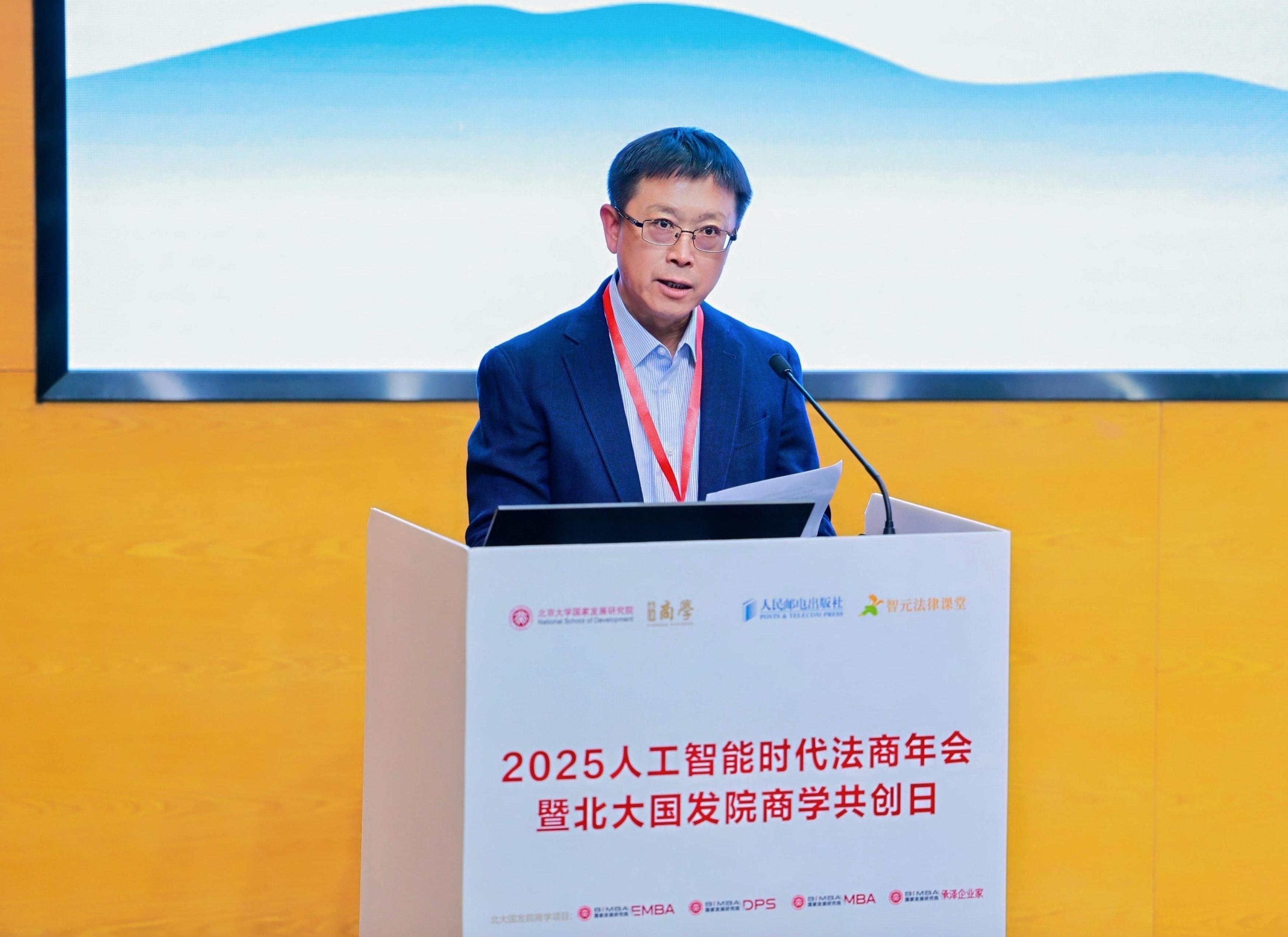 法制日?qǐng)?bào)社編委、法治網(wǎng)總裁萬(wàn)學(xué)忠在開幕式致辭