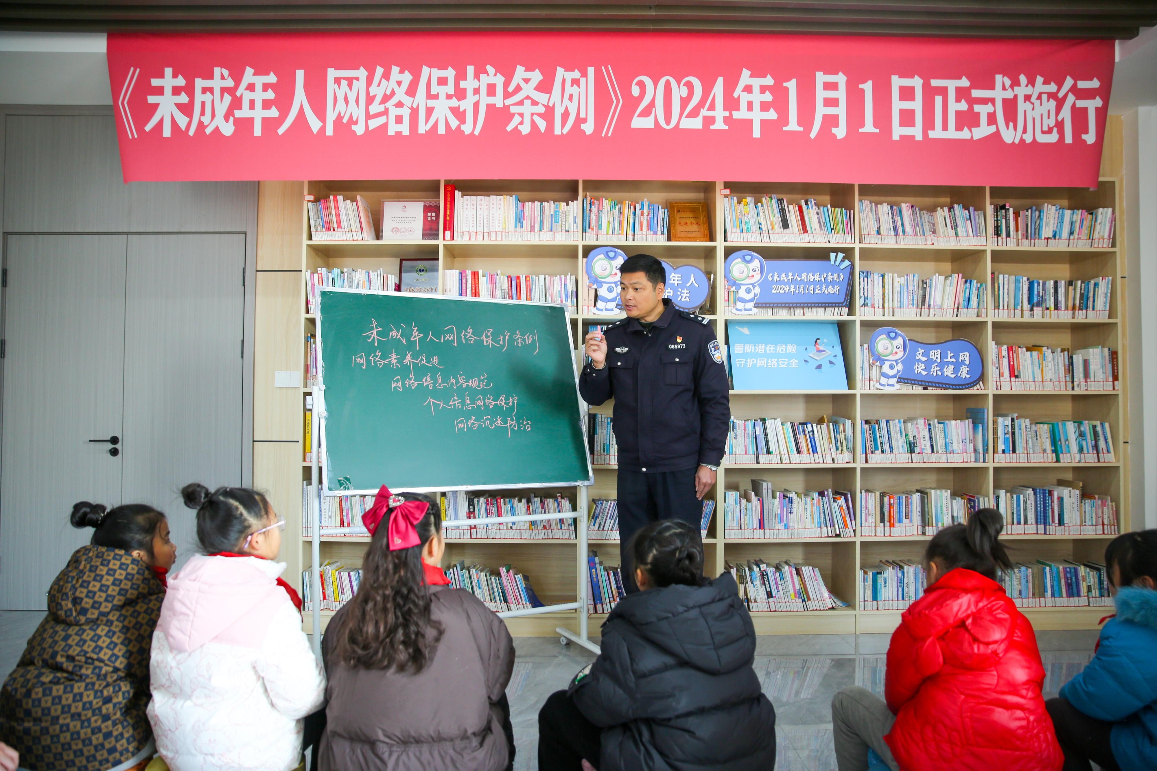 2024年1月1日，在江蘇南通如皋市城南街道新華社區(qū)農(nóng)家書屋內(nèi)，網(wǎng)絡(luò)普法志愿者向?qū)W生講解《未成年網(wǎng)絡(luò)安全保護(hù)條例》相關(guān)內(nèi)容。.jpg
